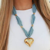 Collar de bola de mezclilla con corazón